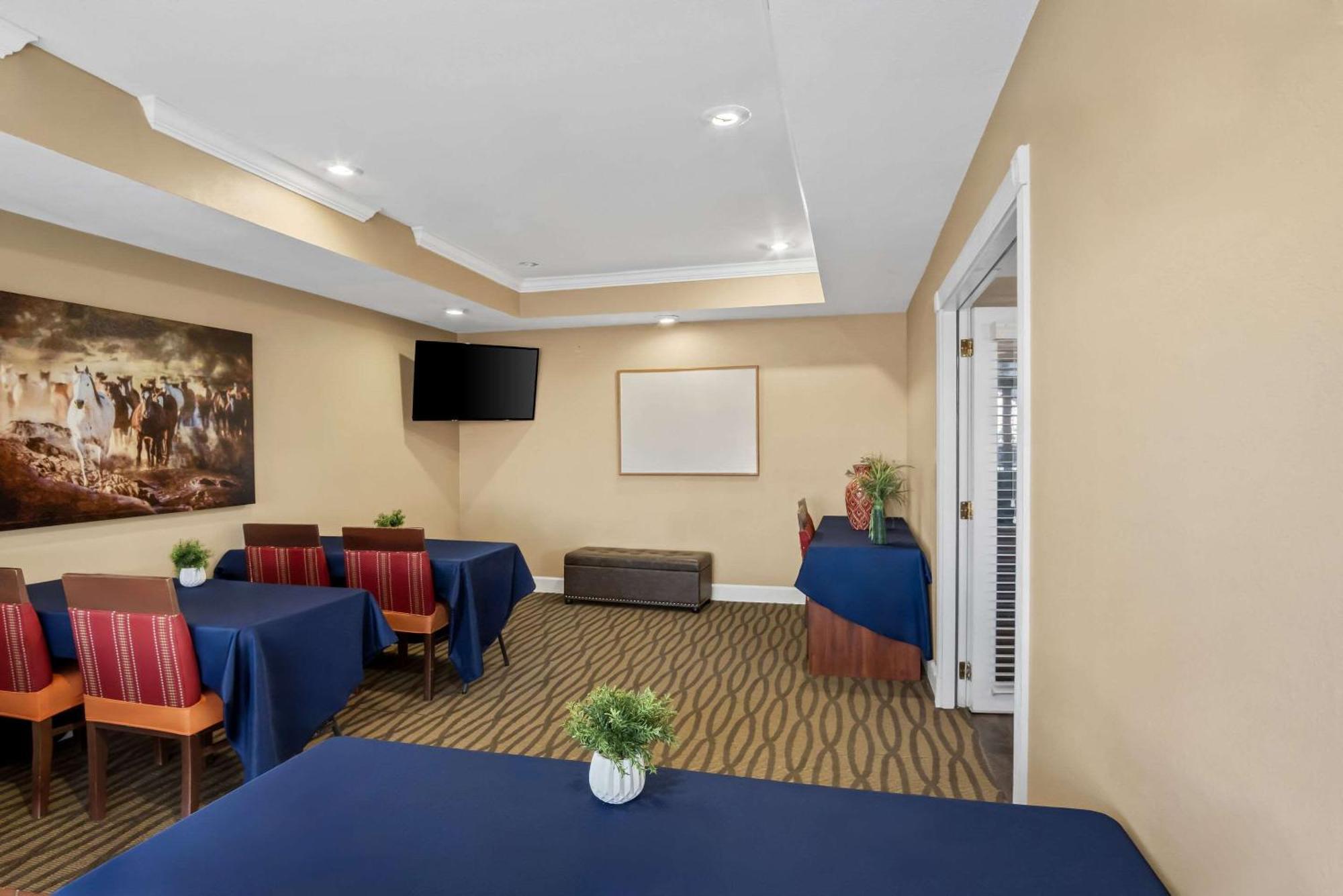 Comfort Suites Las Colinas Center Irving Exterior foto