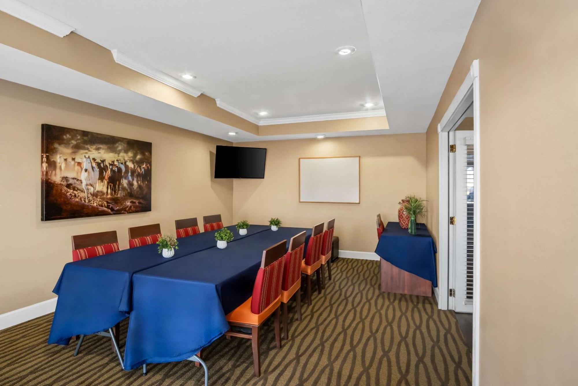 Comfort Suites Las Colinas Center Irving Exterior foto